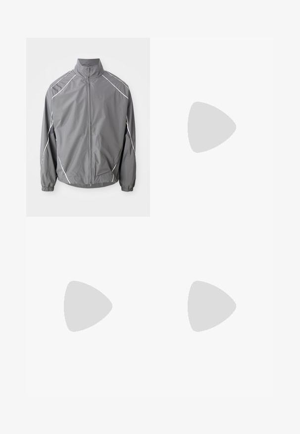 Veste coupe-vent grise avec un col montant, fermeture éclair à l'avant et poignets élastiques. Elle présente des accents blancs le long des épaules et des panneaux en mesh.; T-shirt en coton noir Nike avec un col rond classique, des manches courtes et un logo embossé subtil sur la poitrine. Texture lisse.; Pantalons décontractés noirs à taille à cordon de serrage avec poches latérales et coupe droite sur fond uni.; Des chaussures de sport noires avec un tissu texturé et des semelles en caoutchouc, dotées de lacets élastiques et d'un accent bleu au talon. Portées avec un pantalon en denim clair.