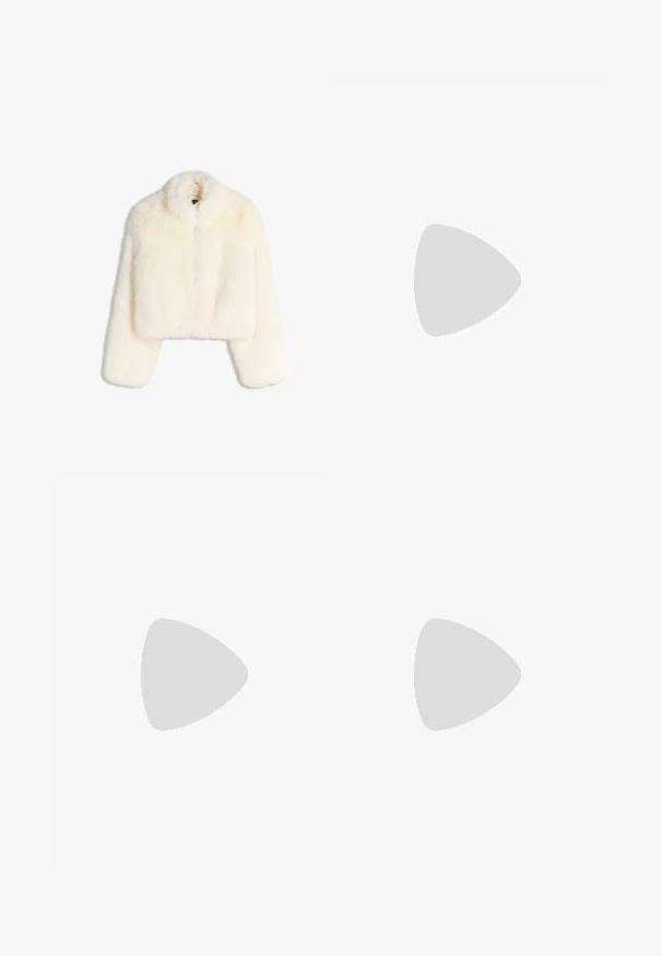 Krótkia biała kurtka z futra sztucznego z kołnierzem, długimi rękawami i zamkiem błyskawicznym z przodu. Miękka, teksturowana tkanina o puszystym wyglądzie.; Jasno beżowa, krótko rękawowa koszulka z okrągłym dekoltem, wykonana z miękkiego, gładkiego materiału. Posiada luźny krój i prosty dół.; Białe spodnie o szerokich nogawkach wykonane z lekkiego materiału. Posiadają elastyczny pas z sznurkiem i boczne kieszenie. Gładka tekstura.; Beżowe zamszowe sandały na wysokim obcasie z szerokim paskiem z przodu i paskiem za kostkę, z masywnym drewnianym obcasem o teksturowanym wykończeniu.