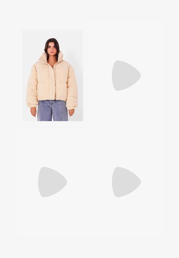 Beige kort puffjacka gjord av fluffigt sherpa-material, med en enfärgad tan övre del, dragkedja och elastiska ärmslut.; Vit linne med ribbat mönster, rund halsringning, ärmlös design, figurnära passform, diskret logotyp på etiketten inuti halsringningen.; Beige byxor i lätt material, med dragsko i bensluten och matchade med beiga sneakers som har vita ränder.; Sportskor med överdel i vit läder, grå mocka på tårna och tre svarta ränder. Har en blå logotyp på tungan och en texturerad gummisula.; Runda, sköldpaddsmönstrade solglasögon med gradientbruna linser, guldaccenter vid glasögonens stänger och en slank, lätt ram.