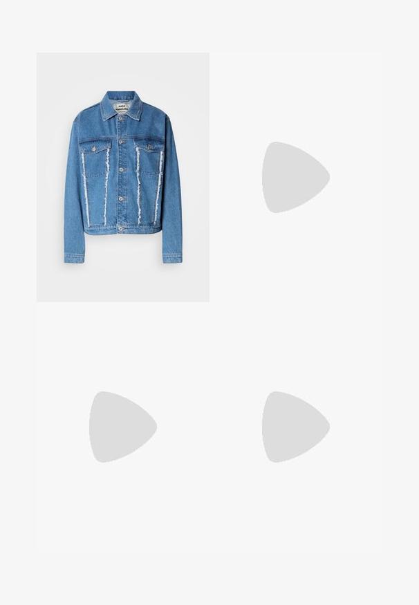 Jeans jakna v svetlo modri barvi, z klasičnim ovratnikom, poškodovanim sprednjim delom, dvema žepoma na prsih in srebrnimi gumbi. Dolgi rokavi.; Črna bombažna majica s krožnim izrezom, kratkimi rokavi in izvezenim logotipom na prsih. Preprosta, sproščena silhueta brez vzorcev.; Črne krojene hlače s direktnim krojem, ki se ponašajo z gladko teksturo in ostrimi pregibi spredaj. Ni vidne kovine.; Črne usnjene sandale na peto z ostro konico, ki imajo tanko peto in zlat ton na nastavljivem traku. Gladka tekstura.