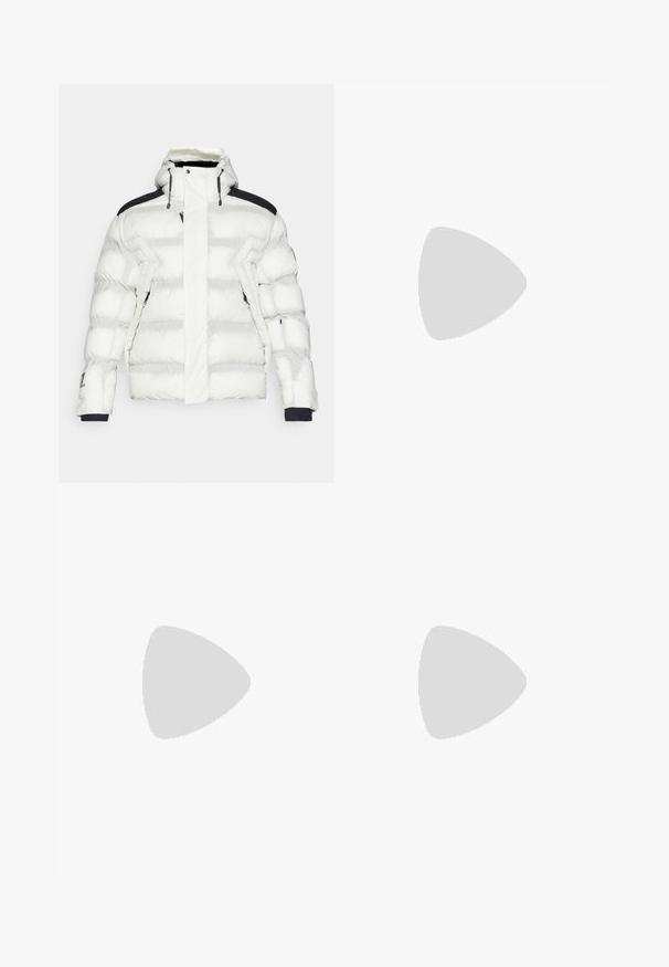 EA7 Emporio Armani CORTINA JACKET - Lyžiarska bunda - glowdark white; Biela bavlnená tričko s okrúhlym výstrihom a krátkymi rukávmi, na prednej strane s potlačou zlatého loga EA7 Emporio Armani.; Čierne športové šortky vyrobené z jemného materiálu, s elastickým pásom a malým žltým logom EA7 na dolnej ľavej nohe.; Biele kožené tenisky s hladkým povrchom, okrúly špičkový dizajn, ploché šnúrky a textúrovaná podrážka. Obsahujú jemné logo na päte.