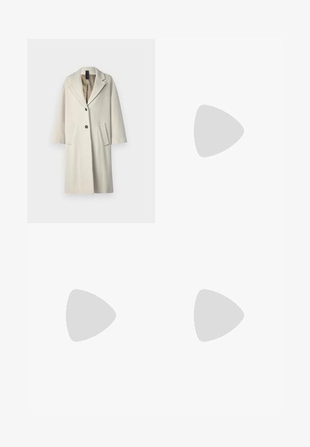 Lang, let hvid frakke i uldblanding. Har en spidse krave, to forlommer og en enkelt knaplukning. Glat tekstur.; Hvid ærmeløs turtleneck top lavet af blødt stof, med en struktureret design, glat tekstur og diskret ribbet kantdetalje.; Plisserede, højlivede bukser i let cremefarvet stof. Har en lige pasform og en glat tekstur. Ingen lommer eller synligt hardware.; Hvide patenterede læder højhælede pumps med spidse tæer, slanke hæle og sort indvendig detaljering. Glat tekstur og elegant design.