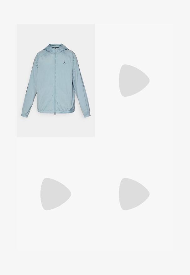Chaqueta cortavientos azul claro hecha de material suave y ligero. Cuenta con capucha, cremallera completa y un logo negro en el pecho.; Camiseta de algodón negra con mangas cortas, cuello redondo, con un logo Jumpman blanco en el centro del pecho y una textura suave y ligera.; Pantalones deportivos de color azul claro con cintura elástica, bolsillos laterales y acentos reflectantes en los lados inferiores.; Zapatillas de cuero blanco con perforaciones, punta redonda, suela plana y cordones gruesos, con un logo de swoosh visible y "AIR" en el talón.