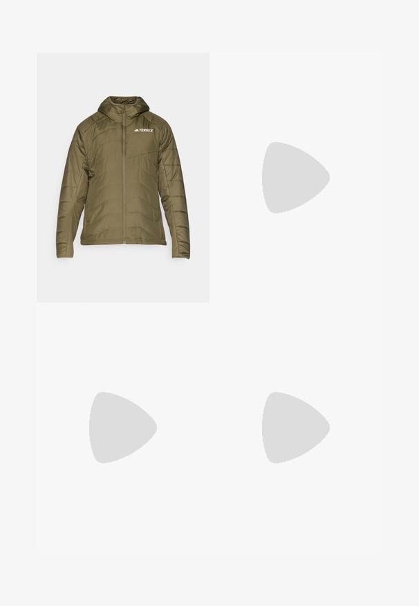 Giacca isolante verde oliva con cappuccio, dotata di chiusura zip, design trapuntato e logo bianco "TERREX" sul lato sinistro del petto.; T-shirt nero a maniche corte realizzato in tessuto leggero, con il logo "TERREX" grigio chiaro sul petto e colletto tondo.; Pantaloni outdoor neri con tessuto liscio, tasche laterali con zip, sezioni delle ginocchia rinforzate e una cintura regolabile con fibbia.; Scarpa sportiva nera con tomaia in mesh testurizzato, punta rinforzata, accenti grigi, chiusura con lacci e suola in gomma resistente.