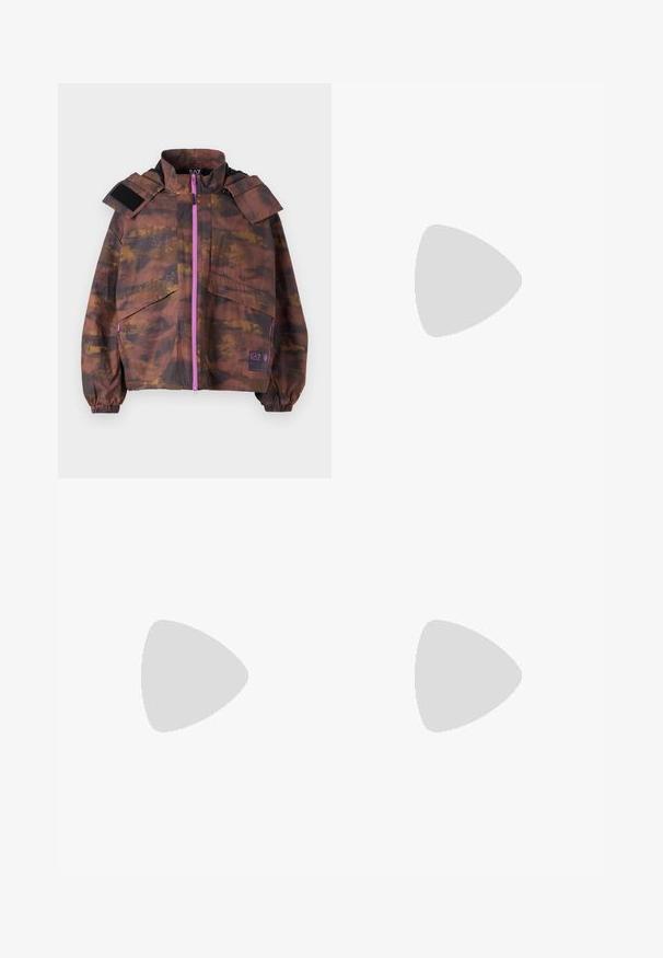 Braune und orange gemusterte Jacke mit Reißverschluss vorne, hohem Kragen und großen Taschen. Ausgestattet mit lila Reißverschluss und Klettverschlussakzenten.; Weißes Baumwoll-T-Shirt mit kurzen Ärmeln, runder Halslinie, lockerer Passform und genähtem Saum. Etikett sichtbar am inneren Kragen.; Weiße weite Hosen aus Baumwolle mit glatter Textur. Sie verfügen über einen vorderen Knopf, einen Reißverschluss und ein Design mit vier Taschen.; Weiße Ledersneaker mit glatter Textur, runder Zehenpartie, minimalen Ösen und flacher Gummisohle. Einfaches Design ohne zusätzliche Akzente.