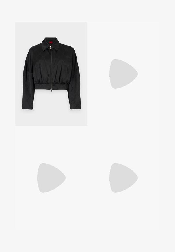 Svart kort jacka i glänsande tyg med ett subtilt präglat mönster, med krage, dragkedja och elastisk midja.; Svart kortärmad t-shirt i bomull, med en stor blå rektangulär grafik som har ordet "HUGO" i vita fetstilta bokstäver.; Svarta vida byxor i bomull med hög midja, stora sidofickor och bälte med silverdetaljer.; Svarta läderskor med en tjock plattformssula. Rundad tå, detalj med söm framtill och diskreta sömnadsaccenter. Platt, texturerad yttersula.