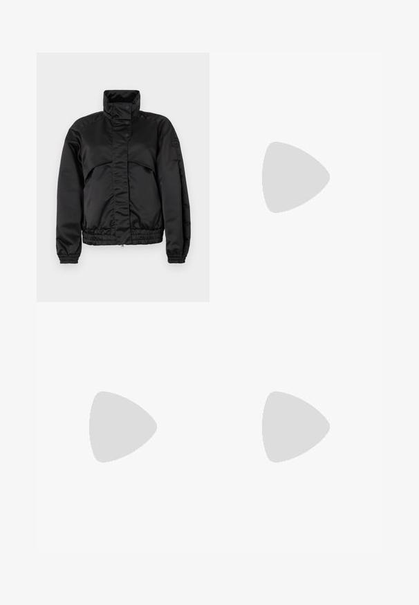 Crna podstavljena jakna s visokim ovratnikom, dugmadi na preklop, elastičnim rukavima i uskim rubom. Glatka tekstura i minimalistički dizajn.; Tamno plava majica s kratkim rukavima od mekanog pamuka. Ima okrugli izrez i suptilan izvezeni logo na prsima.; Bijele široke hlače od laganog materijala, s glatkom teksturom, čistim linijama i visokim strukom.; Crne tenisice s glatkom kožom i panelima od antilopa, ravne vezice, zaobljenim vrhom i bijelim gumeni potplat. Izraziti logo na peti.