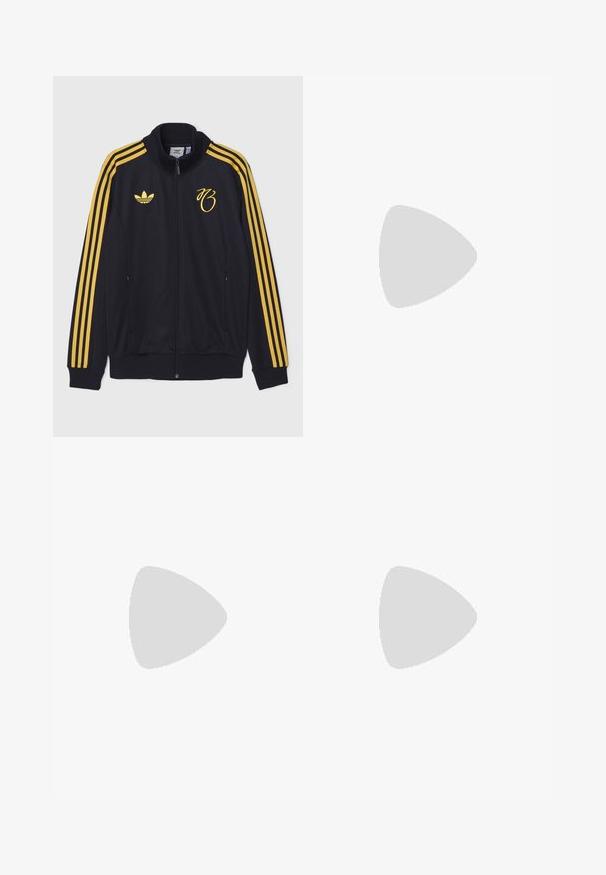 adidas Originals JB BB TT - Træningsjakke - black; Sort t-shirt lavet af bomuld med hvide accenter. Har korte ærmer, raglan-design og et lille logo på brystet. Tre hvide striber på skuldrene.; Sorte træningsbukser med hvide tre-stribe detaljer på siderne, elastisk talje og et lille logo nær hoften. Glat stoftekstur.; Sort suedet sneaker med gule accenter, der har tre striber og en brun gummisål. Inkluderer en polstret tunge for komfort.