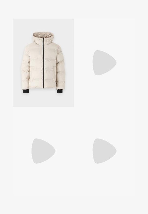 Jack & Jones JJPAYNE PUFFER JACKET - Vinterjakker - moonbeam; Lys grå turtleneck sweater med ribbet krave og manchetter, fremstillet af blødt strikmateriale. Har en afslappet pasform og ensfarvet design.; Sorte cargo-bukser med lige ben, elastiske manchetter og flere side lommer. Lavet af tekstureret stof med knaplukning.; Hvide lædersneakers med perforeringer, rund tå, flad sål og tykke snørebånd, med et synligt swoosh-logo og "AIR" på hælen.