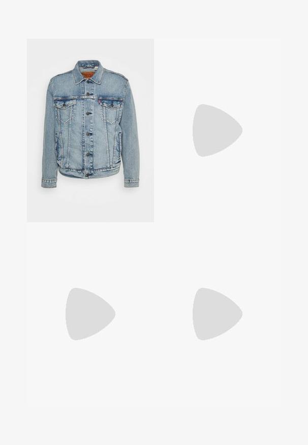 Levi's® TRUCKER - Chaqueta vaquera - always better trucker; Camiseta de algodón negra con manga corta y escote redondo. Presenta un texto azul que dice "HEALING" en un diseño arqueado en la parte delantera.; Jeans negros de pierna recta con costuras naranjas, diseño de cinco bolsillos, cinturilla con pasadores y cierre frontal de botón y cremallera.; Zapato de loafer negro con un acabado mate y suave, que presenta una punta redondeada y una suela gruesa y texturizada. Destacado con una correa frontal.