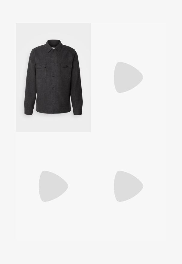 Lindbergh TEXTURED OVERSHIRT - Overgangsjakke - charcoal; Sort sweater med lynlås krave, lange ærmer, ribstrikkede manchetter og kant, lavet af et blødt, glat stof.; Grå skræddersyede bukser med en glat tekstur, lige ben-design, enkelt knaplukning og forlommer. Ingen synlige mønstre eller accenter.; Sorte læder dress sko med en glat overflade, rund tå og lav, struktureret sål. Har snørelukning og hælflig for nem påtagning.; Ray-Ban solbriller med grønne linser, sorte plastikstel og gyldne detaljer ved kanterne. Firkantet form med mat finish.