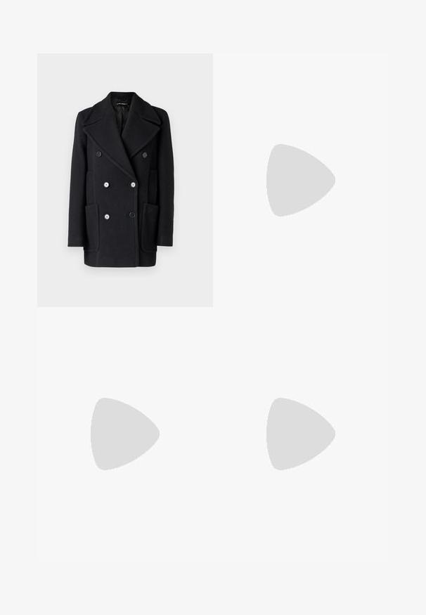 Abrigo de lana negro de doble botonadura con amplios solapas, dos bolsillos frontales y botones en tono plateado. Tejido texturizado con una forma estructurada.; Camiseta de algodón negra con cuello redondo, mangas cortas y un logo bordado en el pecho. Ajuste simple y relajado sin patrones.; Pantalones negros ajustados con un diseño de pierna recta, que presentan una textura suave y pliegues nítidos en el frente. Sin herrajes visibles.; Tacones negros de piel sintética tipo slingback con punta afilada, que cuentan con un tacón delgado y un detalle en tono dorado en la correa ajustable. Textura suave.