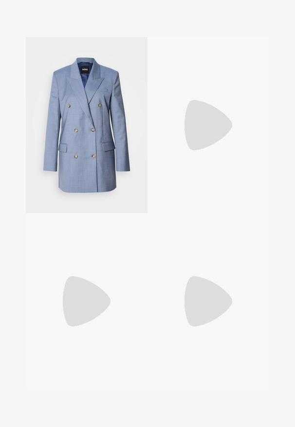 Dvojradový blejzer z svetlomodrej látky. Obsahuje veľké gombíky, ostré klopy a bočné vrecká. Prispôsobený strih s hladkou textúrou.; Čierne bavlnené tričko s okrúhlym výstrihom, krátkymi rukávmi a vyšívaným logom na hrudi. Jednoduchý, voľný strih bez vzorov.; Čierne krajčírské nohavice so strihom rovného nohu, s hladkou textúrou a ostrými skladmi pozdĺž prednej časti. Žiadne viditeľné hardvér.; Čierne kožené slingback opätky s špicatou špičkou, s úzkym opätkom a zlatým detailom na nastaviteľnom remienku. Hladká textúra.