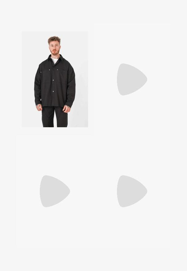 Veste noire en tissu texturé, dotée d'une fermeture à boutons, de deux poches poitrine et de boutons-pression. Coupe décontractée, manches longues.; T-shirt noir en tissu lisse avec un col rond, présentant trois bandes vertes sur les épaules et un petit logo vert sur la poitrine.; Pantalons de sport noirs avec une taille élastique, ornés de rayures blanches sur les côtés et d'un petit logo. Le matériau semble doux et léger.; Baskets en suede noir avec des accents jaunes, présentant trois rayures et une semelle en caoutchouc marron. Comprend une languette rembourrée pour le confort.
