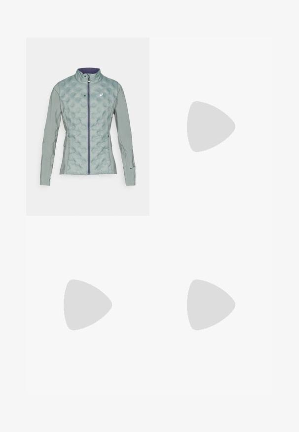 Giacca verde chiaro con una texture trapuntata sul davanti e tessuto liscio sulle maniche, caratterizzata da un colletto alto e chiusura a zip.; Maglietta atletica nera realizzata in tessuto liscio, con un design anteriore annodato e un piccolo logo Nike bianco sul petto.; Leggings neri realizzati in tessuto elasticizzato, con una vita alta e un logo Nike bianco sulla coscia sinistra. Tessuto liscio, design aderente.; Scarpa atletica in rete rosa con accenti arancioni e viola, dotata di colletto imbottito, design con lacci e suola testurizzata per una migliore aderenza.