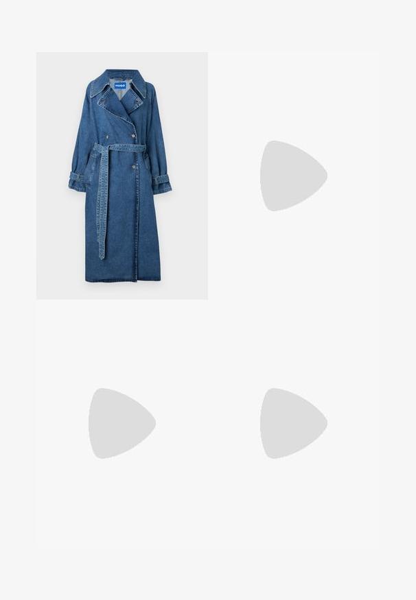 Denim plašč v srednji modri barvi z zapenjanjem v pasu, velikim ovratnikom, dvojno zapenjanjem spredaj in zavitimi rokavi. Ima kontrastne šive.; Siva majica s kratkimi rokavi iz teksturirane, rebraste tkanine. Ima ukrivljen spodnji rob in sproščen kroj, primeren za sproščeno nošenje.; Hlače širokih nogavic v temno sivi barvi, ki imajo teksturirano blago in elastičen pas z vrvico. Preprost in minimalističen način.; Zelene športne teniske z belimi in mornarskimi poudarki, roza črtasto podrobnostjo in teksturirano tkanino. Zavezane z belimi vezalkami; gumijast podplat.; Sončne očala rdeče barve, z pravokotnim okvirjem, ki imajo rjave leče. Opremljena z majhnim zlatim logotipom na desnem tempelju.