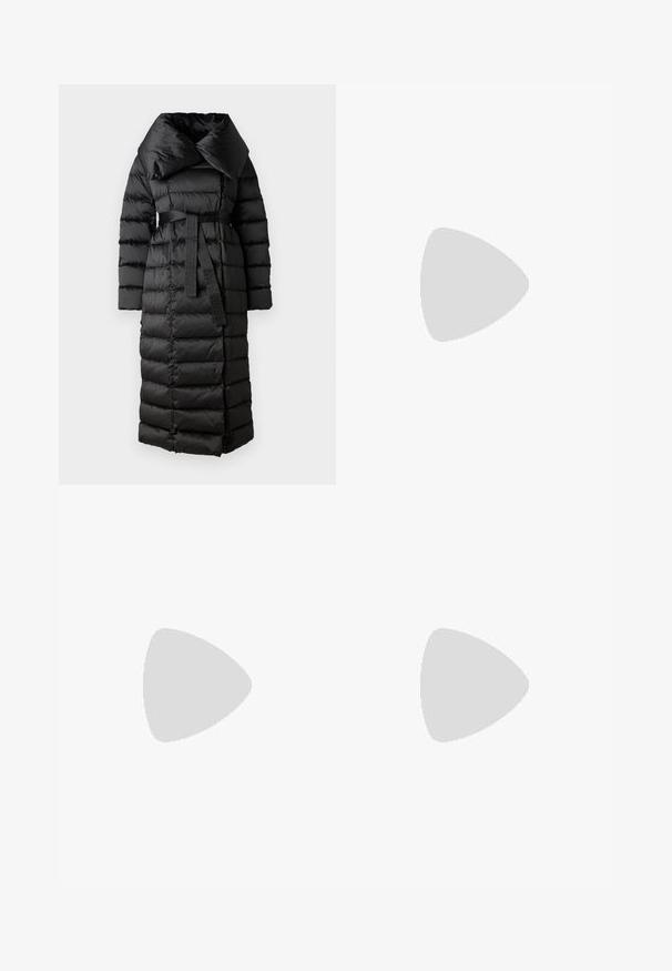 LIU JO IMBOTTITO LUNGO - Manteau en duvet - nero; Ensemble de trois t-shirts à manches courtes en noir, gris et blanc. Fabriqués en coton, avec un col rond et un design simple de couleur unie.; Pantalon large en tissu bleu marine foncé avec une texture côtelée. Il présente une taille lisse et une silhouette fluide, atteignant la longueur mi-mollet.; Baskets blanches épaisses avec un dessus texturé, des panneaux en mesh et des semelles en caoutchouc épaisses avec un motif de semelle prominent. Lacets et tirette inclus.