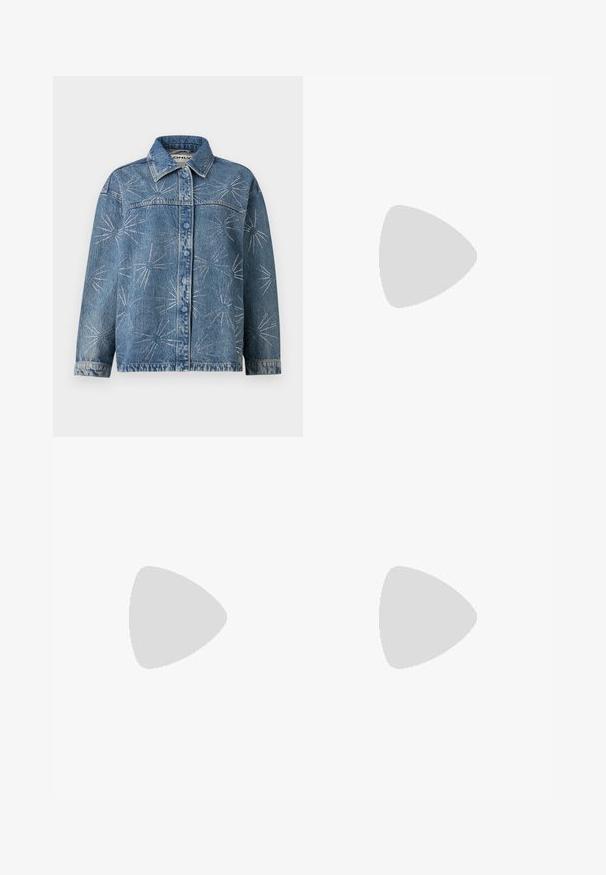 Jeans jakna modre barve, z gumbom na sprednji strani, koničastim ovratnikom in dekorativnim belim šivom v vzorcu sončnega žarka.; Črna kratka majica s kratkimi rokavi iz bombaža. Ima okroglo ovratnico, sproščen kroj in čist rob brez vidnih vzorcev ali dodatkov.; Svetlo modri razširjeni džins hlače iz denima, z visokim pasom, petimi žepi in enim gumbom za zapiranje. Mehka tekstura z blagim zbledelim videzom.; Črne usnjene klasične čevlje z ostrim nosom, z zaponko za gleženj in debelim peto. Ravna tekstura, eleganten dizajn in minimalistična estetika.