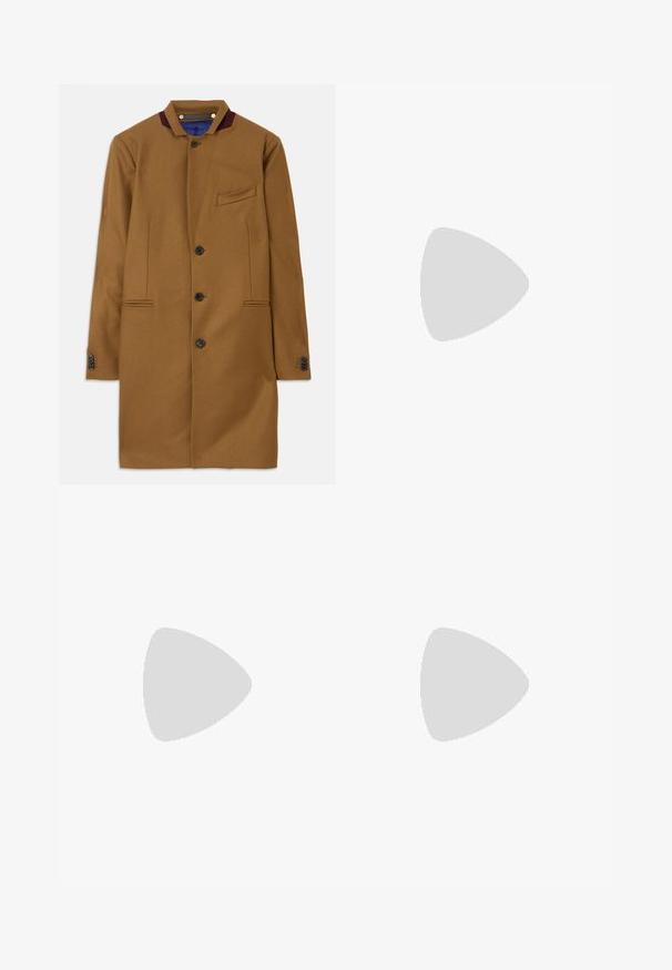 Barna gyapjúkabát egyenes szabással, két elülső zsebbel, öt fekete gombbal és bordó színű gallérdísszel. Nemezes anyaggal rendelkezik.; rag & bone AULTON TEE - Basic póló - ivory; rag & bone BAGGY - Túlméretezett farmernadrág - white; Fekete bőr loaferek sima textúrával, kerek orral és dekoratív pánttal a vampnál. Alacsony, rétegelt sarkú, minimalista dizájn.; Fekete és szürke mintázatú keresztbody táska, geometrikus designnal, cipzáros záródással és ezüstszínű fém kiegészítőkkel. Állítható pánt is tartozik hozzá.