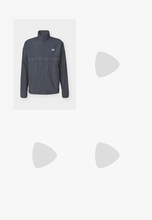 New Balance ATHLETICS REFLECTIVE PACKABLE JACKET - Veste de running - blacktop; T-shirt blanc à manches longues en coton. Design à col rond avec des poignets côtelés et un petit logo sur la manche gauche. Texture lisse.; YOURTURN UNISEX - Pantalon de survêtement - black; Mocassins en cuir noir avec une finition lisse, bout rond et coutures décoratives sur la tige. Talon bas empilé et léger brillant.
