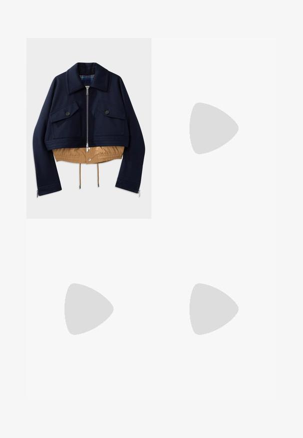 Chaqueta recortada de color navy con cuello puntiagudo, dos bolsillos en el pecho con cierres de botón y dobladillo y forro elásticos en color beige. Incluye cremalleras en los laterales.; Camiseta negra de manga corta con cuello y acentos en las mangas en blanco. Presenta un logo negro en el pecho. Hecha de tela suave.; Pantalones de pierna ancha negros, hechos de algodón, con cintura alta, grandes bolsillos laterales y una cintura ceñida con un cinturón que presenta acentos de metal plateado.; Sandalias de plataforma de cuero negro con dos correas anchas, hebilla ajustable en el tobillo y suela de goma gruesa con un patrón serrado.