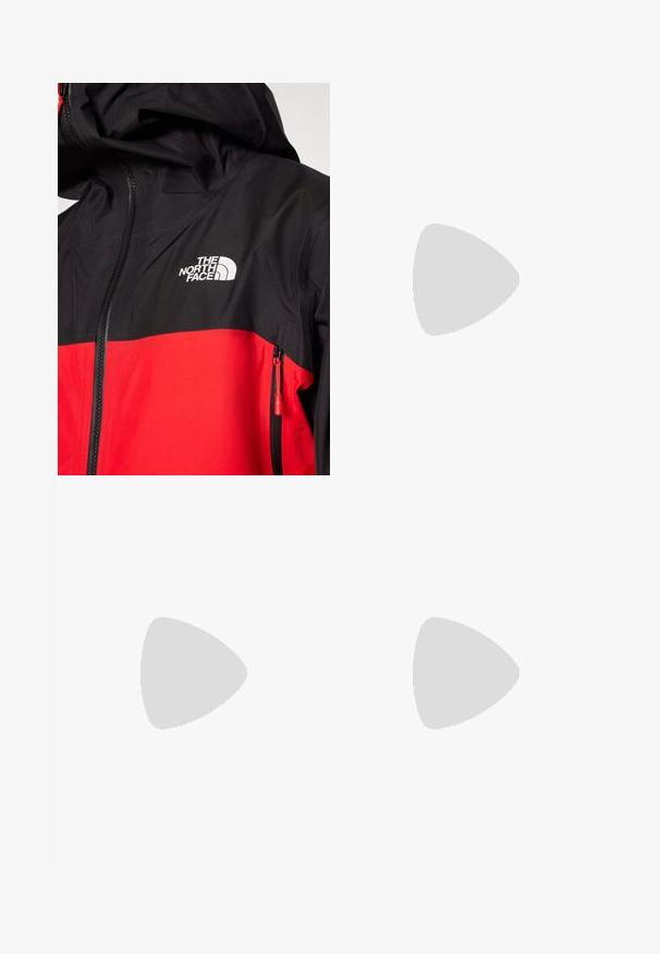 The North Face JAZZI JACKET - Hardshell-jakke - high risk red/black; Hvid langærmet T-shirt lavet af bomuld med rund hals. Har et lille sort logo på brystet. Glat tekstur, almindelig pasform.; Sorte sweatpants med snor i livet, tætsiddende pasform, elastiske manchetter og et lille hvidt logo på venstre lår, lavet af glat stof.; Sorte udendørssko med mesh og syntetisk materiale, med en tekstureret overdel, sikre snørebånd og en robust ydersål, på klippelandskab.