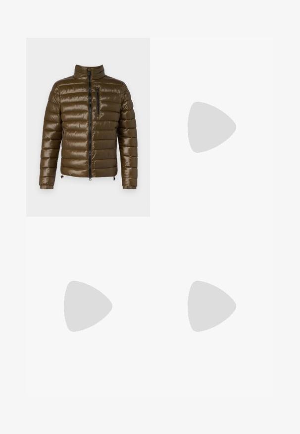 Veste isolée, coloris vert olive, avec un effet matelassé et une finition brillante. Elle dispose d'un col haut, de deux poches latérales zippées et d'une poche poitrine zippée.; Sweatshirt bleu à col rond en tissu doux, avec des poignets et un ourlet côtelés. Deux petits mots brodés "SAMSOE SAMSOE" sur la poitrine.; Pantalon noir ajusté avec une coupe droite, fabriqué en tissu lisse. Comprend des passants de ceinture et un pli au niveau du devant.; Des baskets en cuir blanc avec une finition lisse, un bout rond, des lacets plats et une semelle texturée. Accents en daim gris au niveau du talon.; Lunettes de soleil en plastique transparent avec des verres marron rectangulaires, dotées de branches fines et transparentes ainsi que d'accents en métal sur les tempes.