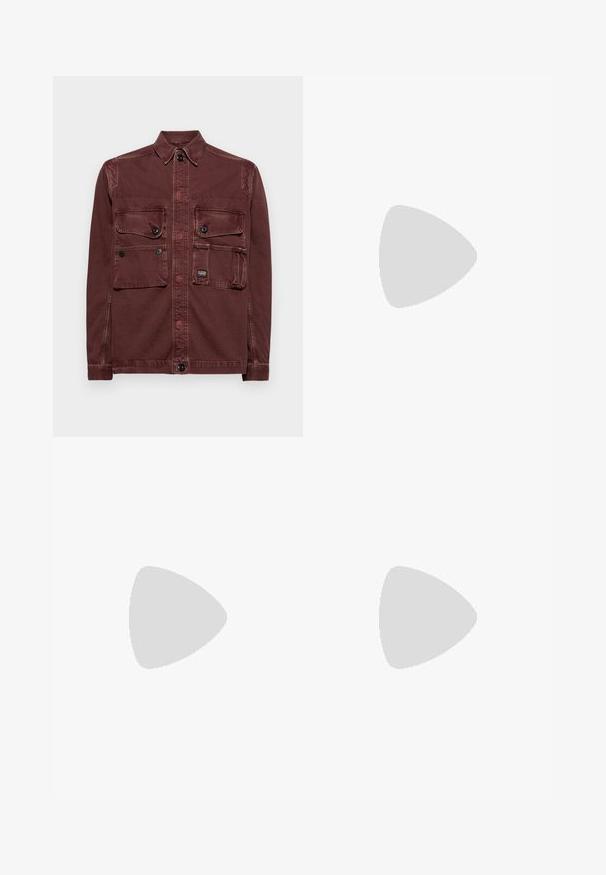 G-STAR UTILITY OVERSHIRT - Giacca di jeans - faded autumn leaves; T-shirt in cotone nero con maniche corte, colletto rotondo e un piccolo logo Nike bianco sull'upper sinistra del petto. Texture liscia. Taglio classico.; Pantaloni della tuta neri realizzati in tessuto morbido con vita elastica, coulisse e un piccolo logo Nike sulla coscia sinistra.; Scarpe sportive nere con tessuto testurizzato e suole in gomma, dotate di lacci elastici e un accento blu sul tallone. Indossate con pantaloni in denim chiaro.