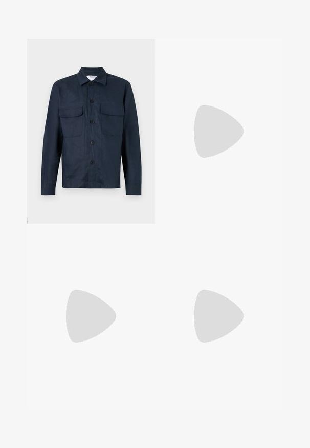 Jachetă bleu marin din material ușor, cu închidere butonată, două buzunare pe piept și guler ascuțit. Textură netedă.; Tricou din bumbac de culoare bleumarin, cu gât rotund și mâneci scurte. Prezentă un logo alb Nike pe partea stângă a pieptului și un tiv drept.; Pantaloni de trening Nike bleumarin, confecționați dintr-un amestec de bumbac moale, având un brâu elastic, picioare conice și un mic logo alb pe lateral.; Adidași din piele albă cu suprafețe texturate, guler căptușit și amortizare vizibilă în talpă. Prezintă sireturi și un design minimalist.