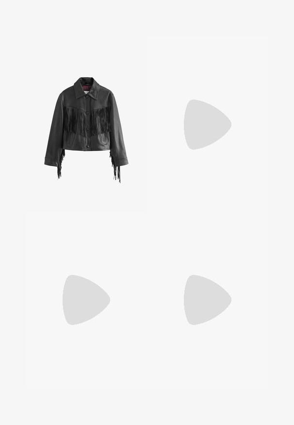 Next REGULAR FIT - Kožená bunda - black; Čierny krátky rukáv top vyrobený z elastického materiálu, s priliehavým strihom a riasením po stranách. Hladká textúra, klasický tvar.; Bershka WIDE - Nohavice - black; Bershka Sandále na vysokom opätku - black; Čierna laková kožená kabelka s ohnutým tvarom, jedným ramenným popruhom, prednými vreckami a striebornými kovovými doplnkami.
