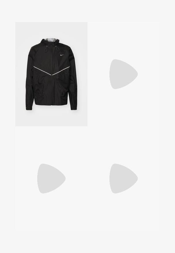Schwarze Windjacke mit Kapuze, ausgestattet mit reflektierenden Akzenten, Reißverschlusstaschen und einem leichten, strukturierten Stoff.; Schwarzes Nike Lauft-Shirt aus leichtem, atmungsaktivem Material, mit kurzen Ärmeln und einem kleinen weißen Logo auf der Brust.; Schwarze Sporthosen aus glattem Stoff, mit einem elastischen Bund, schmal zulaufenden Beinen und einem kleinen weißen Logo auf der linken Seite.; Schwarzer Sportschuh mit strukturiertem Obermaterial, weißem Nike-Warenzeichen und einer weißen Gummisohle. Verfügt über ein Schnürdesign und eine dynamische Form.