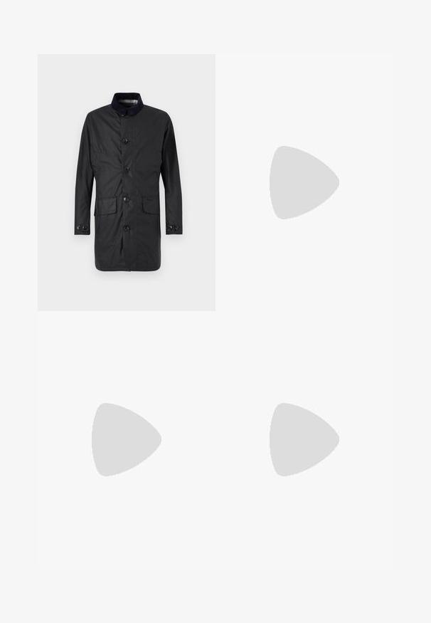 Zwarte, lange mouwen jas gemaakt van duurzaam materiaal, met een knoopsluiting aan de voorkant, twee voorzakken en een contrasterende kraag.; Witte katoenen blouse met lange mouwen en een ronde halslijn, met zijsplitten aan de onderkant en een gladde textuur, vanuit de achterkant weergegeven.; Lichtblauwe denim jeans met een straight-leg ontwerp, vijf zakken, knoopsluiting, minimale vervaging en contrasterende stikseldetails.; Witte sneaker met een gladlederen bovenwerk en een laag profiel. Voorzien van een ronde neus, zes vetergaatjes en een gestructureerde rubberen zool.