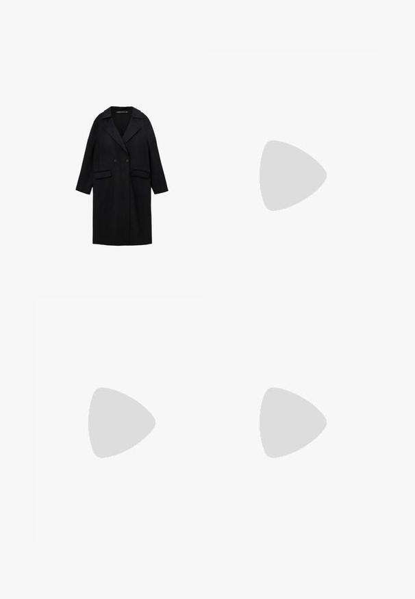 Casaco preto em mistura de lã com colarinho corte a direito, fecho de botão duplo, dois bolsos frontais e mangas até ao cotovelo.; T-shirt de algodão preto com decote redondo, mangas curtas e um logótipo bordado no peito. Corte simples e descontraído, sem padrões.; Calças pretas de corte ajustado com um design de perna reta, apresentando uma textura lisa e pregas bem definidas na frente. Sem hardware visível.; Saltos slingback em couro preto com bico fino, apresentando um salto esguio e um detalhe em tom dourado na alça ajustável. Textura suave.