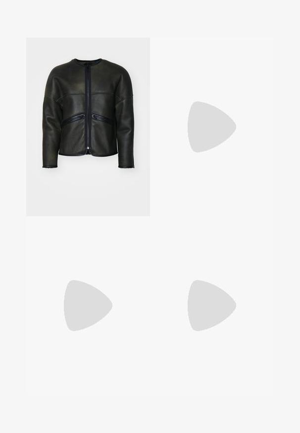 Schwarze Lederjacke mit rundem Ausschnitt, Reißverschluss und zwei horizontalen Reißverschluss-Taschen. Verfügt über eine glatte Textur und eine taillierte Passform.; Weißes Baumwoll-T-Shirt mit einem kleinen bedruckten Etikett in der Mitte. Kurze Ärmel und ein lässiger Schnitt mit glatter Textur.; 032c OFFICE ATTIRE' WIDE LEG PANTS - Stoffhose - black; Braune Leder-Slipper mit runder Spitze, kontrastierender weißer Plattformsohle und minimalen Nahtdetails an den Kanten.