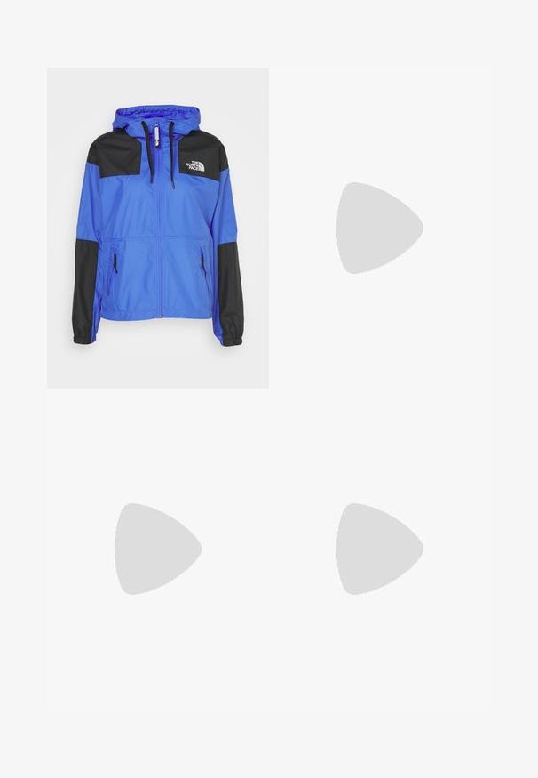 The North Face SHERU  - Jakna za prosti čas - solar blue; Črna majica z dolgimi rokavi iz bombaža z okroglo izrezom. Ima majhen bel logotip na levem prsnem delu. Enostaven dizajn in prileganje.; Črne najlon hlače z zipom, ki se lahko odstranijo, s prilagodljivimi manšetami, več žepi in logotipom na desni nogi. Gladka, lahka tekstura.; Bež in krem športni čevlji z teksturiranim mrežastim zgornjim delom, podpornimi prekrivali in gumijastim podplatom z vzorcem za oprijem.