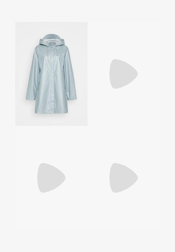 Lys blå vanntett regnjakke med hette, med frontlukking med knapper, sidelommer og en glatt, glansfull tekstur.; Hvit bomull t-skjorte med korte ermer og rund hals. Har en svart Adidas-logo på brystet og en kontrasterende svart indre krage.; Kremfargede joggebukser med en avslappet passform, som har mørkebrune sidestriper og en brodert logo på venstre lår.; Beige joggesko med teksturerte kremfargede paneler og brune striper, parret med blå denimjeans. Jeansene har vid ben og frynsete kant.