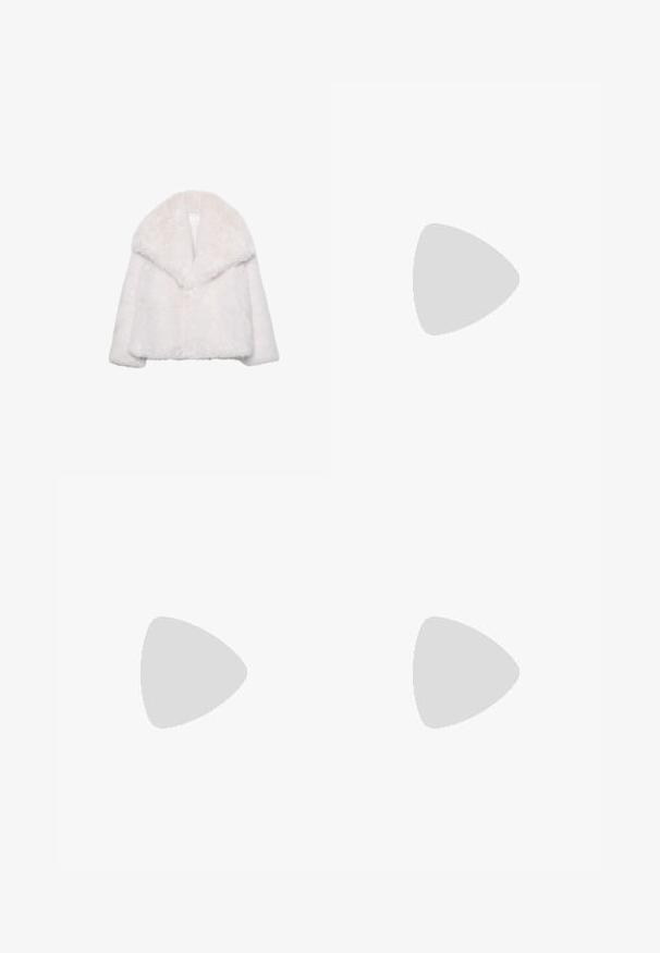 Biely kabát z umelého kožušinového materiálu so širokým golierom, skrátený strih a mäkká textúra. Má čistý, nezdobený interiér.; Dve bezrukávové rebrované roláky v čiernej a bielej farbe, pričom majú priliehavý strih a hladkú textúru, s krátkou dĺžkou.; Čierne široké nohavice z ľahkého materiálu, s predným zapínaním na gombík a plochým predným dielom, s pekne ušitými lemami.; Športové topánky s bielym koženým zvrškom, šedou semišovou špičkou a tromi čiernymi pruhmi. Obsahujú modré logo na jazyku a štruktúrovanú gumovú podrážku.