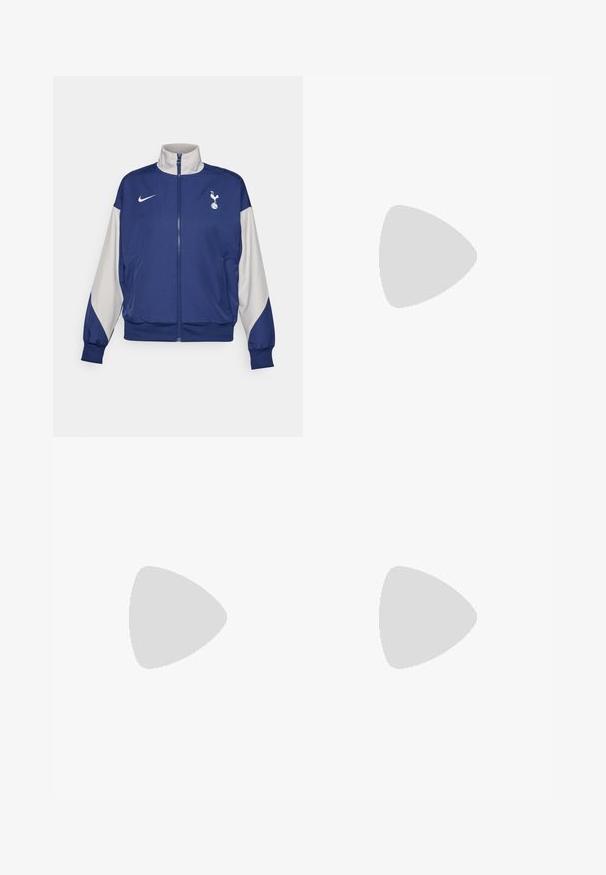Veste zippée bleu marine avec des manches grises, dotée d'un col haut, du logo Nike et de l'emblème de Tottenham Hotspur. Fabriquée en tissu lisse.; Pull en maille crème à manches longues, avec un détail de nœud type écharpe au niveau du col, et des bords gris cousus sur le col et les poignets.; Jean large rose en denim, avec une taille haute, des poches avant et des détails de couture subtils. Texture lisse sans motifs.; Botte de cowboy en cuir noir avec un bout pointu, un tige courbée, des coutures décoratives et un talon bas en bloc. Dispose de languettes pour un enfilage facile.