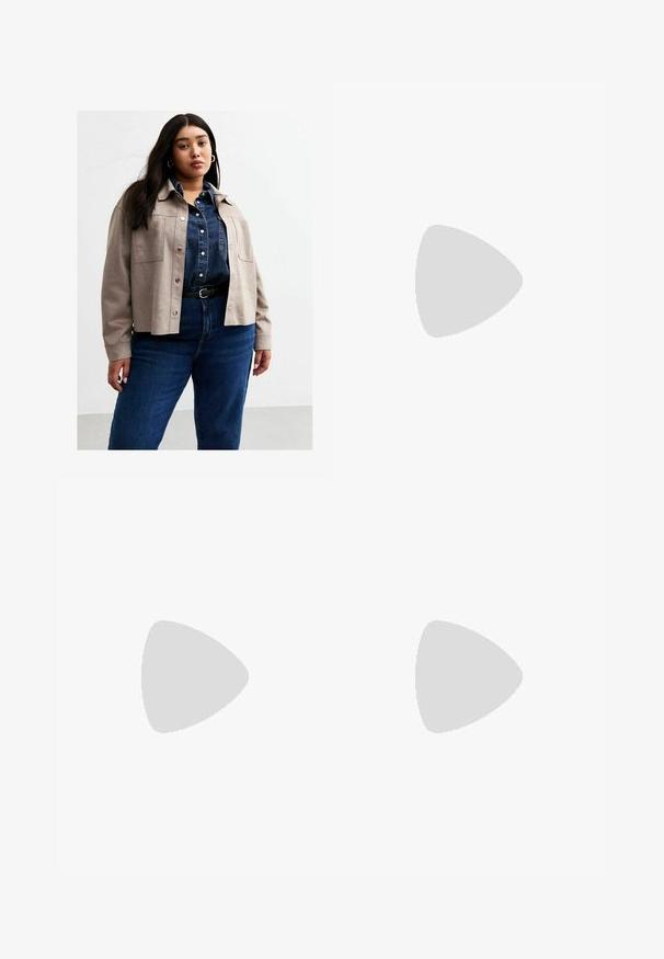 Chaqueta de ante gris con botones a presión, dos bolsillos frontales, llevada sobre una camisa de mezclilla oscura, combinada con jeans azules de talle alto y un cinturón negro.; Vestido negro de un solo hombro hecho de tela drapeada, con un acento dorado en el hombro, textura suave y diseño hasta la rodilla.; Sandalía blanca de punta abierta con un cinturón grueso, que presenta una banda de purpurina texturizada a lo largo del pie y una correa en el tobillo ajustable.; Bolso tote de cuero negro con dos asas largas, textura suave y forma estructurada. Cuenta con un bolsillo frontal para almacenamiento adicional.
