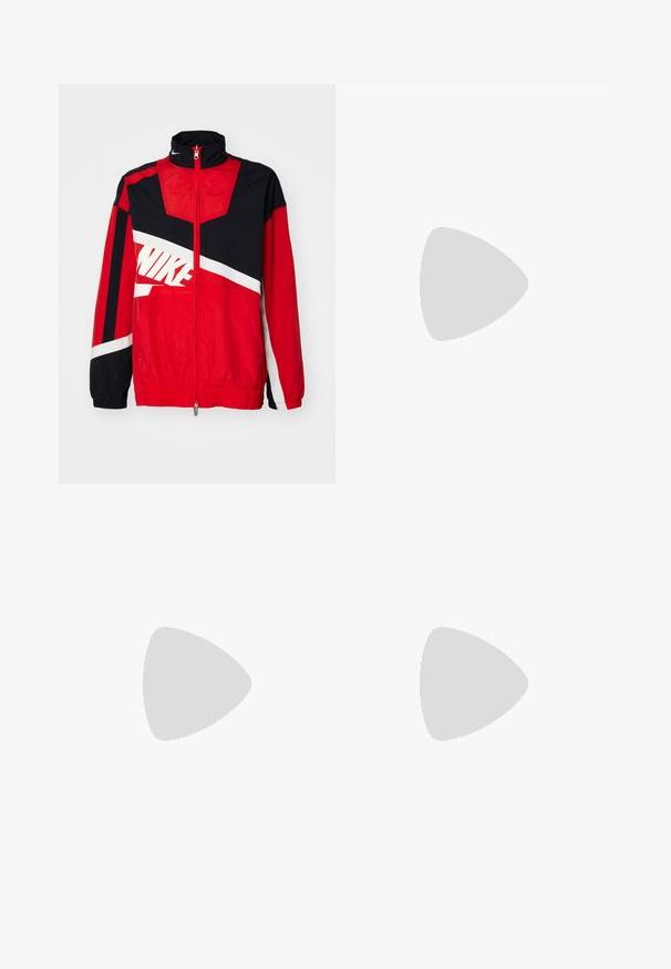 Raudona ir juoda vėjo nesulaikanti striukė su baltais akcentais. Turi aukštą apykaklę ir visą užtrauktuką, ant kurio matomas ryškus baltas Nike logotipas.; Trumpa juoda medvilnė t-shirt su trumpomis rankovėmis, su balta etikete "Vice Sportswear" ir apskritu grafiku priekyje.; Juodi sportiniai džinsai su blizgia, lygaus audinio medžiaga, turintys elastingą juosmenį, plačias kojų dalis ir mažą logotipą kairėje pusėje.; Nike Air Max sportbačiai pasižymi baltos ir rožinės spalvų deriniu su leopardo rašto akcentais, tinkline ir odine medžiaga, bei išskirtine guma padanga.