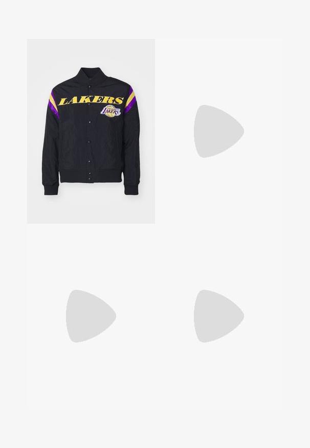 New Era NBA LOS ANGELES LAKERS PANEL BOMBER - Klubiriided - black; Valge puuvillane T-särk, lühikeste varrukatega, ümar neel, ühtlane tekstuur, reastatud kuhjale, kaeluses peene brändinguga.; Heledad sinine teksapüksid kõrge vöökohaga, laia säärega ja kergelt tuhmistunud tekstuuriga. Esipoolt taskud ja tõmblukk eest.; Mustad mustad Nike Air Force 1 sneakerid nahast pealsega, mestist keelaga ja kummist tallaga, millel on kõrge disain ja paksud paelad.