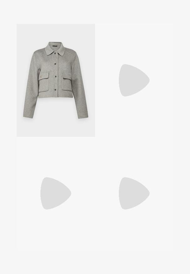 Repeat COAT - Téli dzseki - grey; Fekete pamut póló kerek nyakkivágással, rövid ujjakkal és hímzett logóval a mellkasán. Egyszerű, laza szabás, minta nélkül.; Fekete, testhezálló nadrág egyenes szárú kivitelben, sima textúrával és éles redőkkel az elején. Nincs látható fémalkatrész.; Fekete bőrből készült sarokszandál állítható bokapánttal, nyitott orral és négyzet alakú tömb sarokkal. Simább textúra, minimalista stílus.