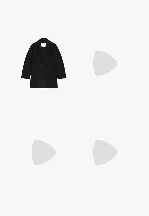 Marc O'Polo LAPEL COLLAR WELT POCKETS - Klassischer Mantel - black; Weißes kurzärmliges T-Shirt aus Baumwolle. Hat eine lockere Passform mit Rundhalsausschnitt und leicht gesenkten Schulternähten. Keine Muster oder Akzente.; Schwarze weite Hosen mit hoher Taille, Knopfdetails am Bund und vorderen Falten.; Schwarze Lederpumps mit spitzem Zehenbereich und niedrigem Blockabsatz. Mit einem Knöchelriemen und einer goldfarbenen Schnalle. Glatte Textur.