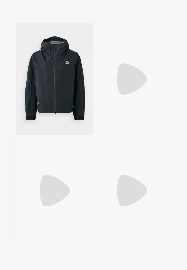 Juodas gobtuvas striukė su priekiniais užtrauktukais, reguliuojamomis rankovėmis, šoniniais užtrauktukų kišenėmis ir mažuoju trikampiu logotipu ant krūtinės.; Juodas ilgam rankovėms marškinėlis, pagamintas iš medvilnės, su apvalia iškirpte. Krūtinėje yra baltas Nike logotipas. Minkšta tekstūra, paprastas dizainas.; Juodos plačios kojų kelnės, pagamintos iš lengvos medžiagos, su tamsiai mėlyna šonine juostele ir elastinga juosmens juosta. Maža balta logotipo etikete apačioje.; Juodi sportiniai bateliai su tekstūruota viršutine dalimi, sidabriniais akcentais ir raštuotu padu, derinami su juoda ilga apranga. Fonas - mėlynas kilimas.