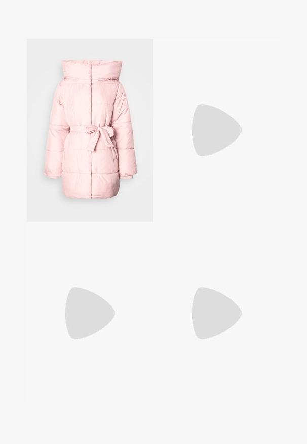 Polstret frakke i lys pink, med høj krave, lange ærmer, bælte om taljen og lodrette syninger. Glat tekstur.; Hvid kortærmet t-shirt lavet af bomuld, med dekorativ blondekant langs ærmerne og en rund halsudskæring.; Lysblå flagrende jeans lavet af denim, med høj talje, fem lommer og en enkelt knaplukning. Blød tekstur med en falmet finish.; Hvide platform sneakers med en glat læderlignende overdel, rund form, polstret krave og struktureret gummisål med definerede riller.