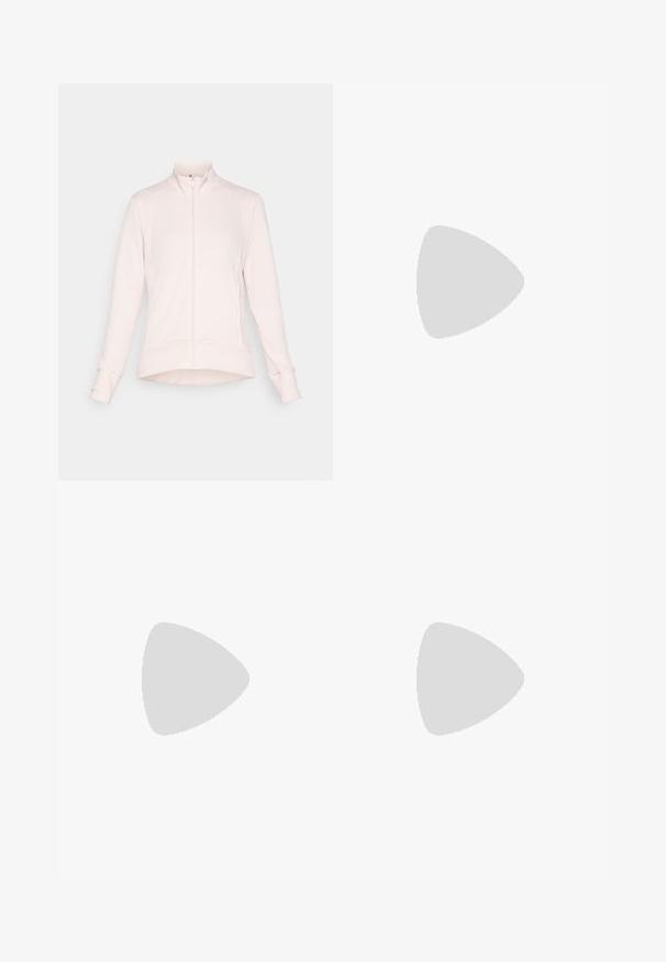 adidas Golf WOMEN'S ULTIMATE365 TEXTURED - Tréning dzseki - sanpin; Fehér, rövid ujjú póló ribbed anyagból. Kerek nyakkivágás, normál szabás és diszkrét varrási részletek. Nincsenek minták vagy grafikák.; Világoskék, trapéz szabású farmernadrág öt zsebbel, övhurkokkal, gombos záródással és enyhén fakó textúrával, a hátsó részén egy piros logó részlettel.; Fekete bőr balettcipő lekerekített orral, sima tekstúrával, minimális varrással és rugalmas talp kialakítással.; Barna bőr kézitáska, hajtókás zárással, arany színű fém kiegészítőkkel, vállpánttal és sima felülettel. Kompakt téglalap alakú.