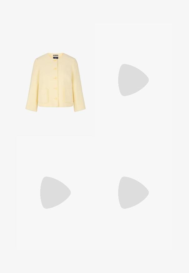 Giacca in tweed gialla con collo rotondo, chiusura frontale con bottoni, due tasche a toppa e orli sfrangiati sulle maniche e sull'orlo.; Top corto a righe bianche e nere con colletto con zip e maniche corte, realizzato in un materiale leggero e testurizzato.; Jeans a gamba larga blu chiaro con vita alta, due tasche anteriori, chiusura con zip e cravatta in tessuto in vita. Texture denim classica.; Ballerine nera in pelle con punta rotonda, piccolo dettaglio a fiocco sulla parte anteriore e suola bassa e flessibile. Texture liscia in tutto il prodotto.; CHIMI CODE - Occhiali da sole - tortoise; Borsa hobo in pelle nera con una texture liscia, forma a mezzaluna e tracolla regolabile. Caratterizzata da una cerniera color oro e un design minimalista.