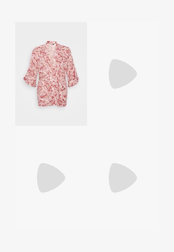 Rote und weiße kimonoartige Jacke mit floralem und rankenartigem Muster, aus leichtem Stoff, offener Vorderseite und dreiviertellangen Ärmeln.; Even&Odd Petite 3 PACK - Langarmshirt - black/white/light green; ONLY Petite ONLMADISON BLUSH WIDE - Wide Leg - dark blue denim; Schwarze Stiefeletten mit glänzender Oberfläche, quadratischer Zehenpartie und dicker Blockabsatz. Das Design zeichnet sich durch eine nahtlose Silhouette und minimalistische Markenkennzeichnung aus.; Schildpattsonnenbrille mit rechteckigen, braunen Gläsern, einem dicken Rahmen und schmalen Bügeln, die ein Muster aus verschiedenen Brauntönen aufweisen.; Silberne Creolen mit einem Schleifen-Design, einer glatten Oberfläche und einer polierten Textur. Kompakter, minimalistischer Stil, geeignet für verschiedene Anlässe.