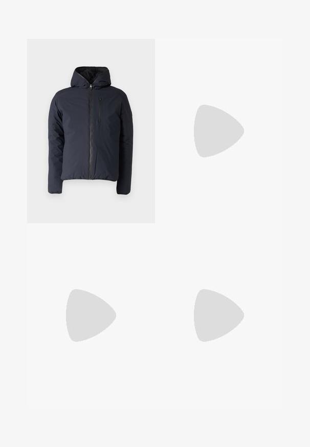 Chaqueta de plumas navy con capucha, cierre de cremallera y un bolsillo en el pecho. Presenta una textura suave y ligeramente brillante con aislamiento acolchado.; Camisa polo blanca de algodón, con un collar clásico, una tapeta de tres botones y un bolsillo en el pecho izquierdo; pequeño logo en el dobladillo.; Pantalones de algodón beige con corte recto. Presentan parches desgastados y detalles de bordado en la parte delantera. Cierre clásico con botón y cremallera.; Zapatilla deportiva en blanco y beige claro, con parte superior de malla, detalles perforados y una mediasuela texturizada con la marca en el talón.