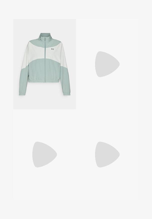 Casaco leve com fecho éclair em verde claro e branco, apresentando um colarinho elevado, bainha elástica e o logótipo da Under Armour no peito.; Camisola atlética de manga longa preta, feita de tecido suave, com decote redondo e um pequeno logótipo branco no lado esquerdo do peito.; Leggings pretos feitos de material liso e elástico, com uma cintura alta. Apresentam um logotipo branco na coxa esquerda e um design ajustado.; Sapatilhas desportivas pretas com tecido texturizado, sola branca e atacadores pretos. Usadas com meias brancas caneladas, a pé sobre uma superfície clara.